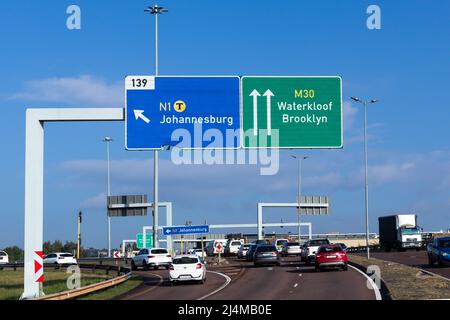 Panneaux indiquant Johannesburg, Brooklyn et Waterkloof sur Garsfontein Road, Pretoria Banque D'Images