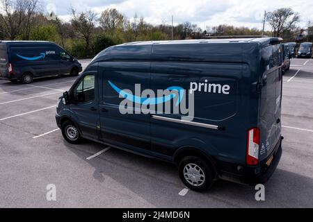 Les camionnettes électriques Amazon Premium Ford E-Transit récemment fabriquées sont prêtes à être expédiées pour livrer des produits avec moins d'émissions Banque D'Images