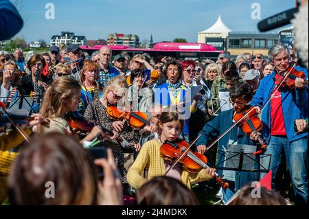 Les musiciens sont vus répéter avant le concert. Sous la devise, 'Music Connects Peoples', le musicien de Nimègue Mart Heijmans a rassemblé 400 musiciens à la Waalkade pour chanter l'hymne national ukrainien et d'autres chansons pour montrer leur solidarité avec l'Ukraine. Environ 250 d'entre eux étaient des réfugiés ukrainiens reçus au cours des derniers mois dans la ville. Quatre chanteurs ukrainiens qui ont fui, y compris un chanteur d'opéra, ont donné quelques chansons supplémentaires devant une foule attentive et émotive. (Photo par Ana Fernandez/SOPA Images/Sipa USA) Banque D'Images