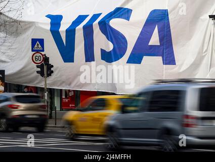 Bucarest, Roumanie - 03 janvier 2022: Une grande publicité VISA (focus sélectif - intentionaly motion blur) sur une énorme bannière est soulevée sur un bui Banque D'Images