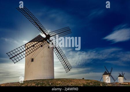 Moulins à vent de nuit, Alcazar de San Juan, Castilla la Mancha, Espagne Banque D'Images