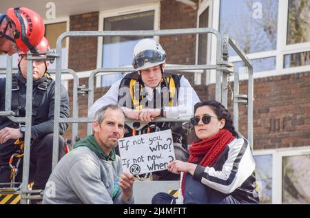 Londres, Angleterre, Royaume-Uni. 16th avril 2022. ETIENNE STOTT et un manifestant avec la police au-dessus du pétrolier. Le médaillé d'or olympique a grimpé sur un pétrolier Shell avec un autre activiste, bloquant une route à Bayswater, tandis que plusieurs manifestants de la rébellion d'extinction ont apporté leur soutien. L’athlète et activiste demande la fin des combustibles fossiles et appelle le gouvernement à agir sur la crise climatique. (Credit image: © Vuk Valcic/ZUMA Press Wire) Credit: ZUMA Press, Inc./Alamy Live News Banque D'Images