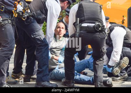 Londres, Angleterre, Royaume-Uni. 16th avril 2022. Des policiers délèvent et arrêtent ETIENNE STOTT. Le médaillé d'or olympique a grimpé sur un pétrolier Shell avec un autre activiste, bloquant une route à Bayswater, tandis que plusieurs manifestants de la rébellion d'extinction ont apporté leur soutien. L’athlète et activiste demande la fin des combustibles fossiles et appelle le gouvernement à agir sur la crise climatique. (Credit image: © Vuk Valcic/ZUMA Press Wire) Credit: ZUMA Press, Inc./Alamy Live News Banque D'Images