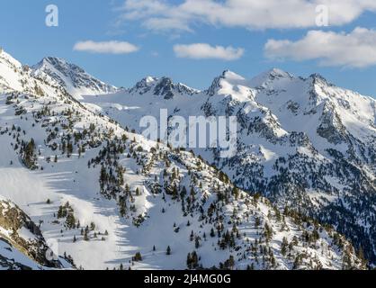 Serrato et Foratula culmine dans la vallée de Tena en hiver, Pyrénées, Aragon, Espagne Banque D'Images