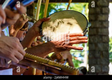 Tambourine et d'autres généralement rustiques brésilien instruments de percursion utilisés pendant la capoeira apporté d'afrique et modifié par les esclaves Banque D'Images