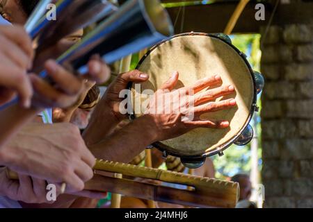 Tambourine et autres habituellement rustiques instruments de percursion utilisés pendant la capoeira amené d'afrique et modifié par les esclaves Banque D'Images