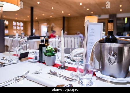 Bouteille de vin dans le seau à glace sur la table dans un cadre élégant dans un hôtel de luxe Banque D'Images