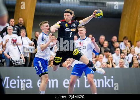 Torshavn, îles Féroé. 17th avril 2022. Handball: Qualification à la coupe du monde, îles Féroé - Allemagne, Europe, tour de knockout, 3rd tour de qualification, deuxième jambe. Tobias Reichmann (M) prend un coup de fouet. Credit: Sascha Klahn/dpa/Alay Live News Banque D'Images