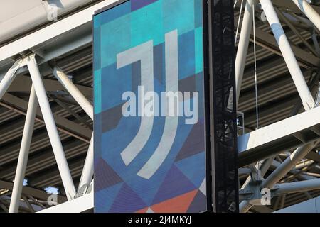 TURIN, ITALIY, 13 AVRIL 2022. Le symbole de Juventus au stade Allianz, avec la chaleur du quatrième maillot de la compagnie blanche créé en collaboration avec le célèbre artiste de rue brésilien Eduardo Kobra lors du match entre le Juventus FC et le Bologna FC le 16 avril 2022 à Turin, Italie. Résultat final 1-1. Crédit: Massimiliano Ferraro/Medialys Images/Alay Live News Banque D'Images