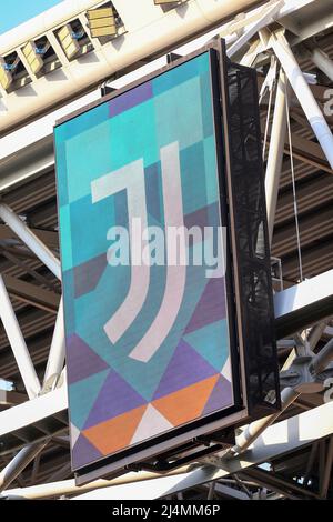 TURIN, ITALIY, 13 AVRIL 2022. Le symbole de Juventus au stade Allianz, avec la chaleur du quatrième maillot de la compagnie blanche créé en collaboration avec le célèbre artiste de rue brésilien Eduardo Kobra lors du match entre le Juventus FC et le Bologna FC le 16 avril 2022 à Turin, Italie. Résultat final 1-1. Crédit: Massimiliano Ferraro/Medialys Images/Alay Live News Banque D'Images