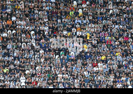 TURIN, ITALIY, 13 AVRIL 2022. Le public lors du match entre Juventus FC et Bologna FC le 16 avril 2022 au stade Allianz de Turin, Italie. Résultat final 1-1.. Juventus s'est emmenée sur le terrain avec le quatrième maillot créé en collaboration avec le célèbre artiste de rue brésilien Eduardo Kobra. Crédit: Massimiliano Ferraro/Medialys Images/Alay Live News Banque D'Images