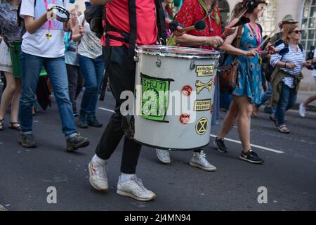 Londres, Royaume-Uni. 16th avril 2022. Un batteur portant le signe de la coquille participe à la manifestation de la rébellion des extinction contre les combustibles fossiles dans le centre de Londres. La rébellion de l'extinction a envahi la rue pendant ce moment crucial. Notre dépendance aux combustibles fossiles finance des guerres, ce qui entraîne le scandale du coût de la vie et conduit à la dégradation du climat. C’est pourquoi ils exigent la fin immédiate de tous les nouveaux investissements dans les combustibles fossiles. (Photo de Loredana Sangiuliano/SOPA Images/Sipa USA) crédit: SIPA USA/Alay Live News Banque D'Images