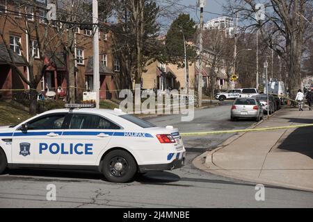 Halifax (Nouvelle-Écosse). 16 avril 2022. Une voiture de police bloque l'avenue Brunswick sur scène d'homicide Banque D'Images