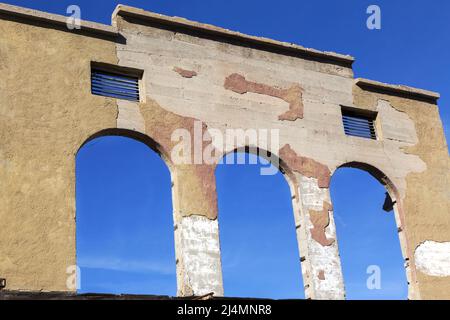 Old Grocery Store Ruin Exterior avec la façade en ruine Arch devant Art Studio contre Blue Sky Background dans Jerome Arizona City main Street Banque D'Images