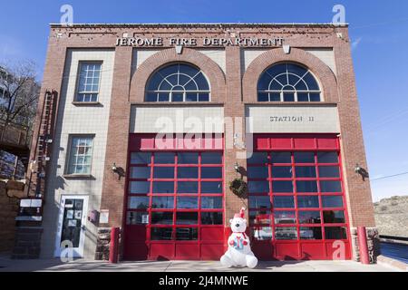 Vue de face de l'extérieur du bâtiment de caserne de pompiers sur Jerome, Arizona main Street avec la figure du Père Noël devant les portes de garage Banque D'Images