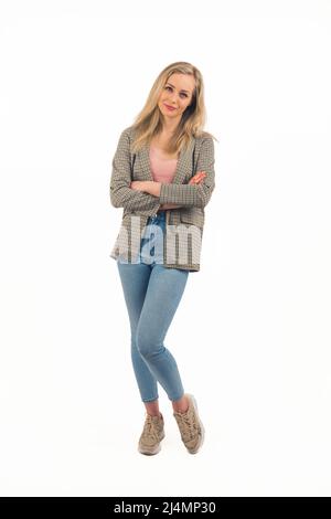 Habillé décontracté moderne confiant blonde blanche femme debout avec ses bras croisés. Espace de copie plein écran studio sur fond blanc. Photo de haute qualité Banque D'Images