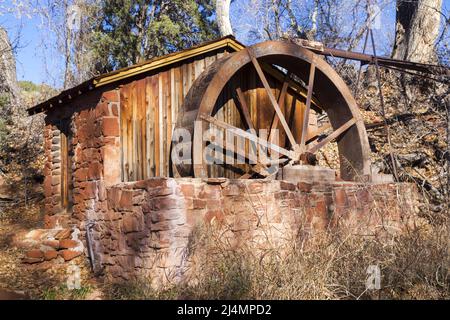 Vintage primitive ancien moulin à eau en bois près d'Oak Creek au parc provincial Crescent Moon Ranch, Sedona Arizona Banque D'Images