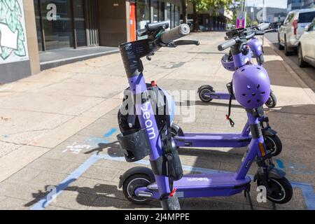 Location de scooters électriques de Beam dans le centre-ville de Canberra, TERRITOIRE DE LA CAPITALE AUSTRALIENNE, Australie Banque D'Images