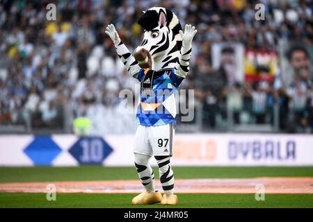 Turin, Italie. 16 avril 2022. Jay la mascotte Zebra de Juventus FC portant le Juventus FC quatrième kit conçu en collaboration avec l'artiste de rue brésilien Eduardo Kobra gestes avant le match de football de la série A entre Juventus FC et le Bologna FC. Credit: Nicolò Campo/Alay Live News Banque D'Images