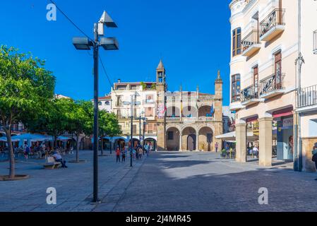 Plasencia, Espagne, 17 mai 2021: Les gens se promenent sur la Plaza Mayor dans la ville espagnole de Plasencia Banque D'Images