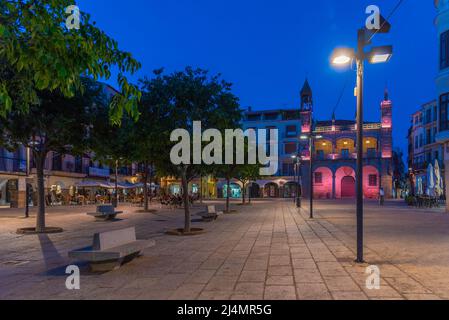 Plasencia, Espagne, 17 mai 2021 : vue au coucher du soleil sur la Plaza Mayor dans la ville espagnole de Plasencia Banque D'Images