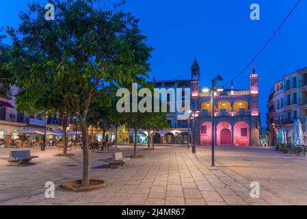 Plasencia, Espagne, 17 mai 2021 : vue au coucher du soleil sur la Plaza Mayor dans la ville espagnole de Plasencia Banque D'Images