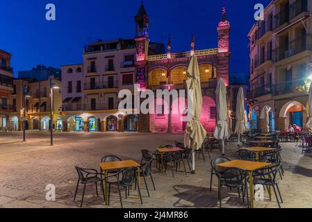 Plasencia, Espagne, 17 mai 2021 : vue au coucher du soleil sur la Plaza Mayor dans la ville espagnole de Plasencia Banque D'Images