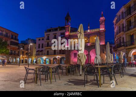 Plasencia, Espagne, 17 mai 2021 : vue au coucher du soleil sur la Plaza Mayor dans la ville espagnole de Plasencia Banque D'Images