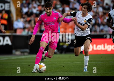 Valence, Espagne, 16 avril 2022. Nacho Vidal de C.A. Osasuna (L) et Bryan Gil de Valencia CF pendant le match de la Liga entre Valencia cf et CA Osasuna. Photo de Jose Miguel Fernandez /Alamy Live News ) Banque D'Images