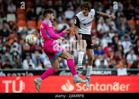 Valence, Espagne, 16 avril 2022. Nacho Vidal de C.A. Osasuna (L) et Bryan Gil de Valencia CF pendant le match de la Liga entre Valencia cf et CA Osasuna. Photo de Jose Miguel Fernandez /Alamy Live News ) Banque D'Images