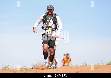 27th mars 2022 : ancien soldat des Forces spéciales Ben Gallagher pendant la phase 1, entre Timgaline et Ouest Aguenoun n'Oumerhiout pendant le Marathon des Sables, Maroc, désert du Sahara 2022 ; Banque D'Images