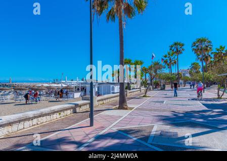 Marbella, Espagne, le 23 mai 2021: Les gens se promenent sur une promenade en bord de mer à Marbella, Espagne Banque D'Images