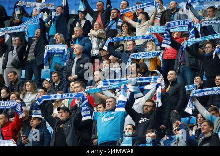 Saint-Pétersbourg, Russie. 16th avril 2022. Fans de foulards vus lors du match de football de la Premier League russe entre Zenit Saint-Pétersbourg et Ural Yekaterinbourg à Gazprom Arena. Score final; Zenit 3:1 Oural. Crédit : SOPA Images Limited/Alamy Live News Banque D'Images