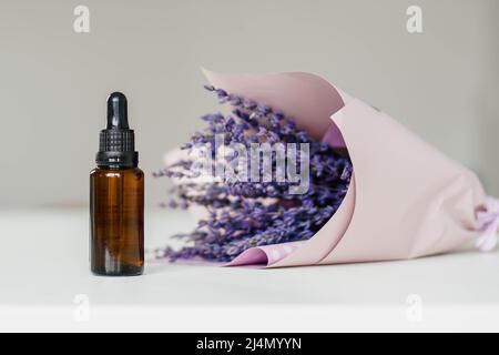 Bouteille d'huile essentielle de lavande naturelle, gros plan. Bio cosmétique biologique. Banque D'Images