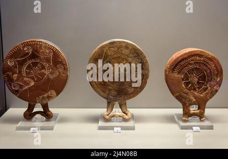 Athènes - 7 mai 2018 : poterie grecque ancienne, soi-disant poêles à frire au Musée archéologique national d'Athènes, Grèce. Vieux objets en céramique avec orn Banque D'Images