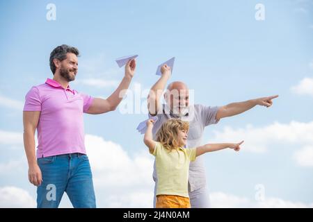Fête des pères. Enfant s'amusant avec un avion jouet. Génération d'hommes famille de trois générations différentes âge grand-père père et fils. Week-end en famille Banque D'Images