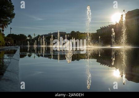 France, Nice, célèbre place de Nice, place de fontaine, miroir d'eau, jeux d'enfants, couples de marche, quelques personnes âgées se prélassent dans le Banque D'Images