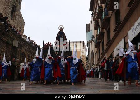 Aviles, Asturies, Espagne. 15th avril 2022. Aviles, ESPAGNE: Les transporteurs dansent l'image de la Vierge Marie lors de la procession de Santo Encuentro à Aviles, Espagne, le 15 avril 2022. (Credit image: © Alberto Brevers/Pacific Press via ZUMA Press Wire) Banque D'Images