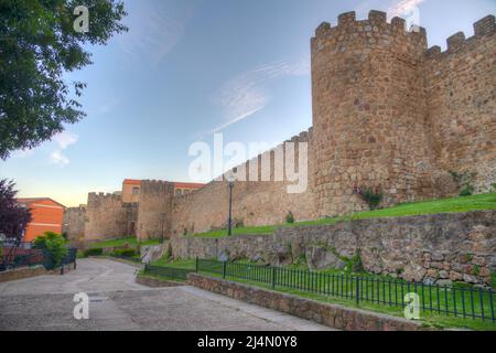 Coucher de soleil vue sur la fortification dans la vieille ville espagnole de Plasencia Banque D'Images