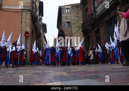 Aviles, Asturies, Espagne. 15th avril 2022. Aviles, ESPAGNE: Les transporteurs dansent l'image de la Vierge Marie lors de la procession de Santo Encuentro à Aviles, Espagne, le 15 avril 2022. (Credit image: © Alberto Brevers/Pacific Press via ZUMA Press Wire) Banque D'Images