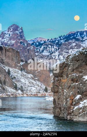 pleine lune s'élevant au-dessus de la rivière missouri et des falaises en hiver près de dearborn, montana Banque D'Images