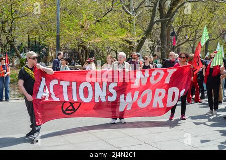 New York, États-Unis. 16th avril 2022. Les militants du climat sont vus brandissant des bannières demandant la justice climatique pendant la Marche pour le climat pour dire à ceux qui sont au pouvoir d'agir sur la plus grande menace de notre espèce, le changement climatique, le 16 avril 2022. (Photo de Ryan Rahman/Pacific Press) crédit: Pacific Press Media production Corp./Alay Live News Banque D'Images