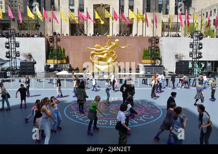 New York, États-Unis. 16th avril 2022. On voit des gens faire du roller au Rockefeller Center de New York le 16 avril 2022. (Photo de Ryan Rahman/Pacific Press) crédit: Pacific Press Media production Corp./Alay Live News Banque D'Images