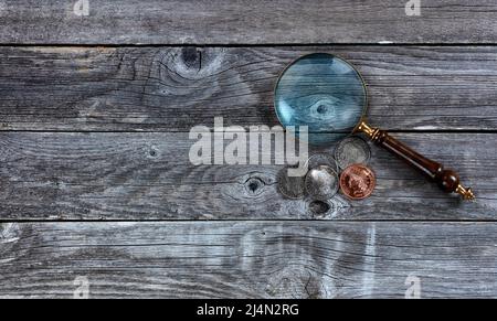 Dollars d'argent de Morgan américain et une pièce de cent de tête d'Inde sur table de bois rustique pour la collecte d'investissement numismatique Banque D'Images