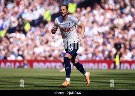 Londres, Royaume-Uni. 16th avril 2022. Harry Kane de Tottenham Hotspur en action pendant le jeu. Match de la Premier League, Tottenham Hotspur v Brighton & Hove Albion au Tottenham Hotspur Stadium de Londres le samedi 16th avril 2022. Cette image ne peut être utilisée qu'à des fins éditoriales. Utilisation éditoriale uniquement, licence requise pour une utilisation commerciale. Aucune utilisation dans les Paris, les jeux ou les publications d'un seul club/ligue/joueur. photo par Steffan Bowen/Andrew Orchard sports photographie/Alay Live news crédit: Andrew Orchard sports photographie/Alay Live News Banque D'Images