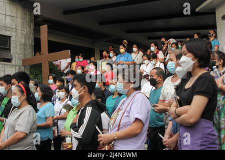 San Jose Del Monte, Philippines. 16 avril 2022, San Jose Del Monte, Bulacan, Philippines: Les paroissiens assistent à la célébration de la lumière et de la bible de la résurrection au coeur sacré de la paroisse de Jésus à San Jose Del Monte le samedi noir. Après 2 ans de pandémie, les églises catholiques célèbrent à nouveau ce genre d'activité religieuse qui remarque la résurrection de Jésus-Christ. (Credit image: © John Mark Pineda/Pacific Press via ZUMA Press Wire) Credit: ZUMA Press, Inc./Alamy Live News Banque D'Images