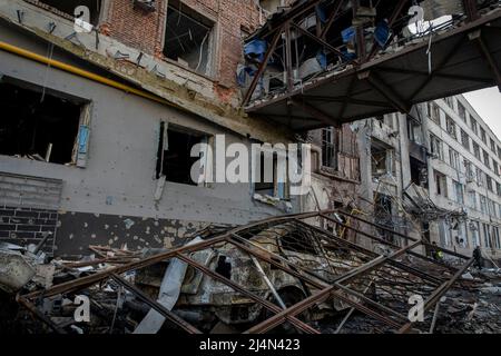 Kharkiv, Ukraine. 16th avril 2022. Un bâtiment détruit par un bombardement russe vu à Kharkiv. La Russie a remis ses troupes en service et concentré l'offensive sur la partie orientale de l'Ukraine, Kharkiv, la deuxième plus grande ville d'Ukraine aujourd'hui sous la menace constante de bombardements et de frappes aériennes russes. Crédit : SOPA Images Limited/Alamy Live News Banque D'Images