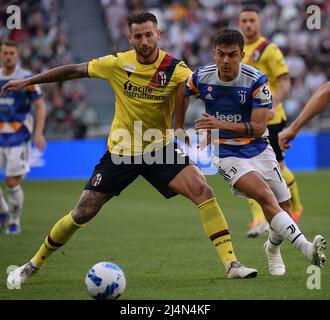 Turin, Italie. 16th avril 2022. Paulo Dybala (R) du FC Juventus rivalise avec les Mitchell Dijks de Bologne lors d'un match de football entre le FC Juventus et Bologne à Turin, en Italie, le 16 avril 2022. Credit: Federico Tardito/Xinhua/Alamy Live News Banque D'Images