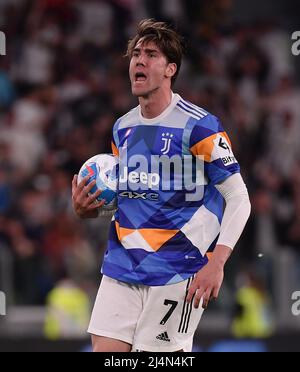 Turin, Italie. 16th avril 2022. Dusan Vlahovic du FC Juventus célèbre son but lors d'un match de football série A entre le FC Juventus et Bologne à Turin, en Italie, le 16 avril 2022. Credit: Federico Tardito/Xinhua/Alamy Live News Banque D'Images