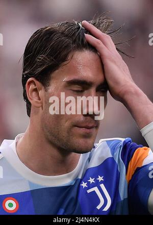 Turin, Italie. 16th avril 2022. Dusan Vlahovic du FC Juventus réagit lors d'un match de football de série Entre le FC Juventus et Bologne à Turin, en Italie, le 16 avril 2022. Credit: Federico Tardito/Xinhua/Alamy Live News Banque D'Images